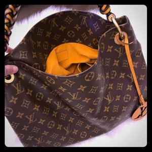 Louis Vuitton Monogram Artsy MM Handbag
